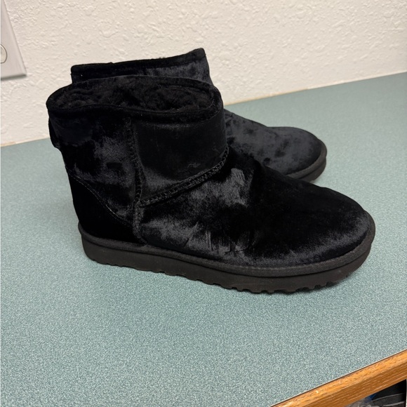 UGG ‼️ CLASSIC MINI BLACK VELVET BOOTS WOMEN’S 10 - Picture 14 of 14